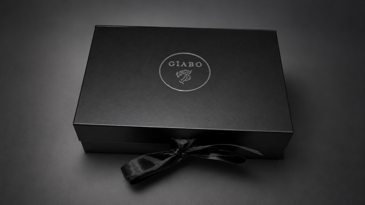 Schwarze GÍABO Geschenkbox mit Schleife als Verpackungsbeispiel