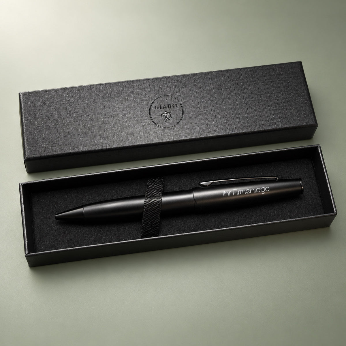 GÍABO KURO mit beispielhafter Logo-Gravur in einer Präsentationsbox