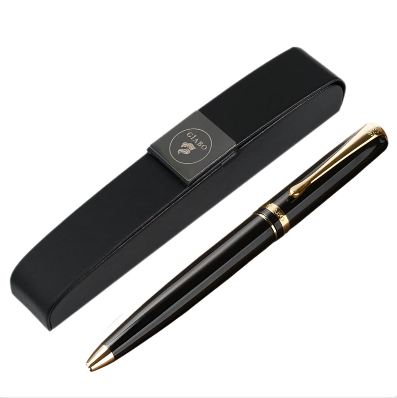 Gíabo Daichi Kugelschreiber in Schwarz und Gold mit schwarzem Etui auf weißem Hintergrund
