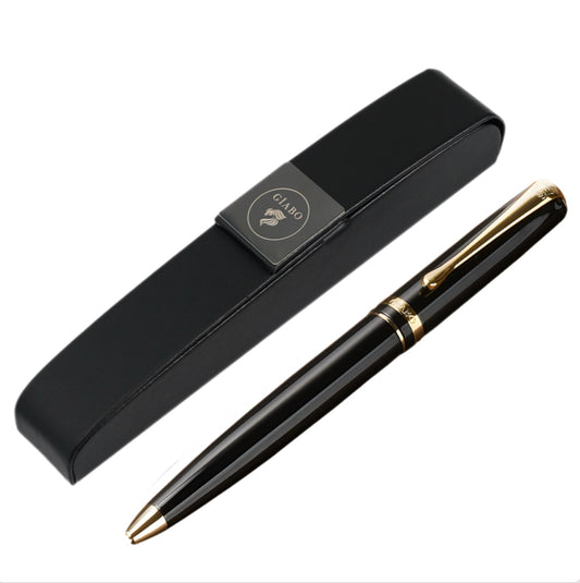 Gíabo Daichi Kugelschreiber in Schwarz und Gold mit schwarzem Etui auf weißem Hintergrund