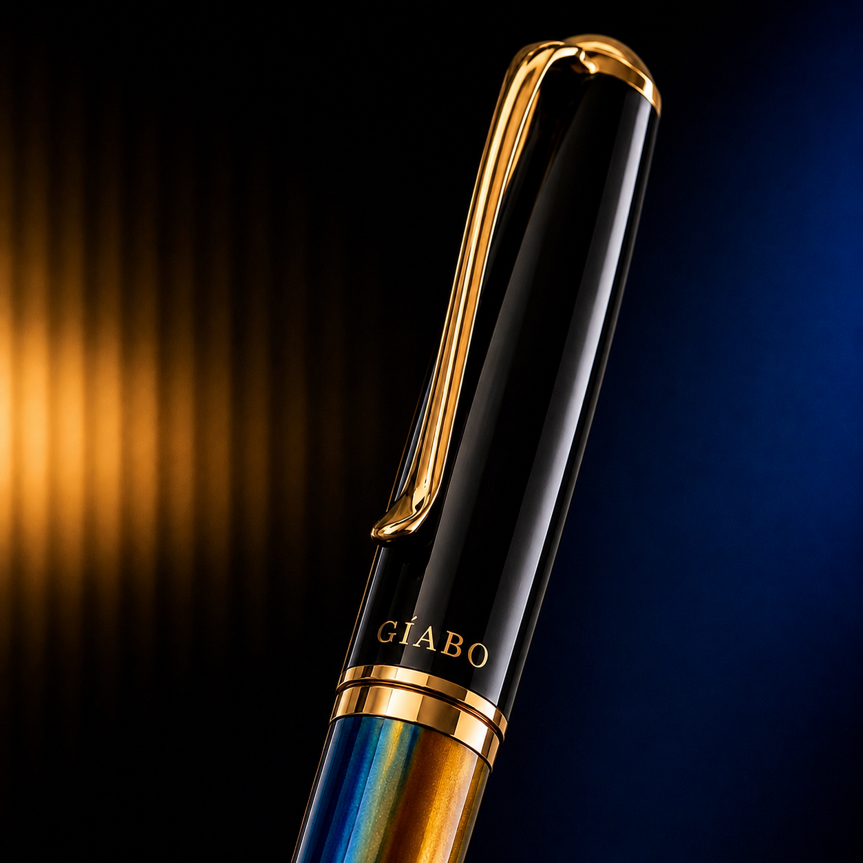 Nahaufnahme des Gíabo Dreamer Blau Kugelschreibers mit schwarzem Oberteil, goldenem Clip und Gíabo Logo