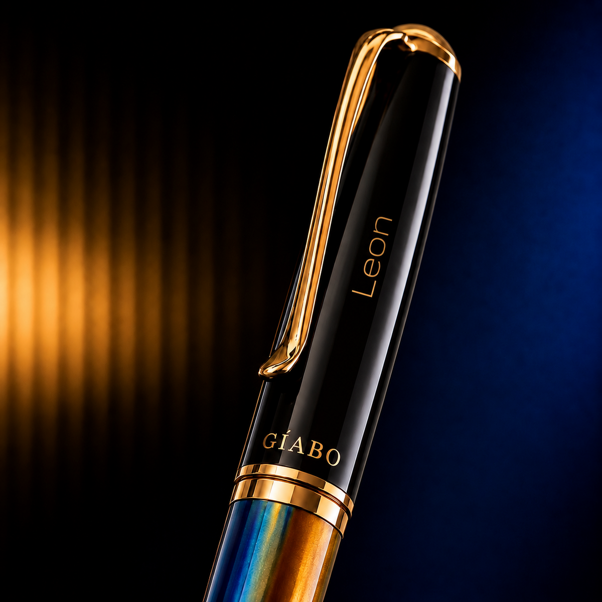 Detailansicht des Gíabo Dreamer Blau/Schwarz Kugelschreibers mit Gravur Leon