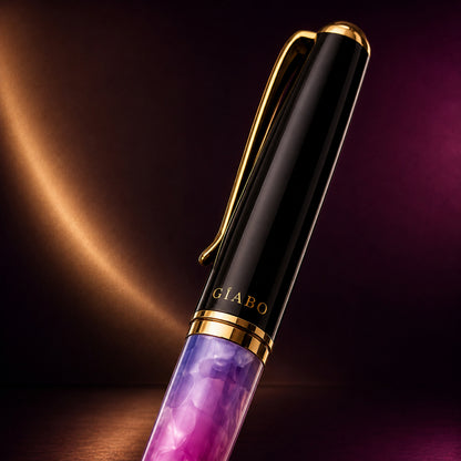 Nahaufnahme des Gíabo Dreamer Rosa/Blau Kugelschreibers mit schwarzem Oberteil, goldenem Clip und Gíabo Logo