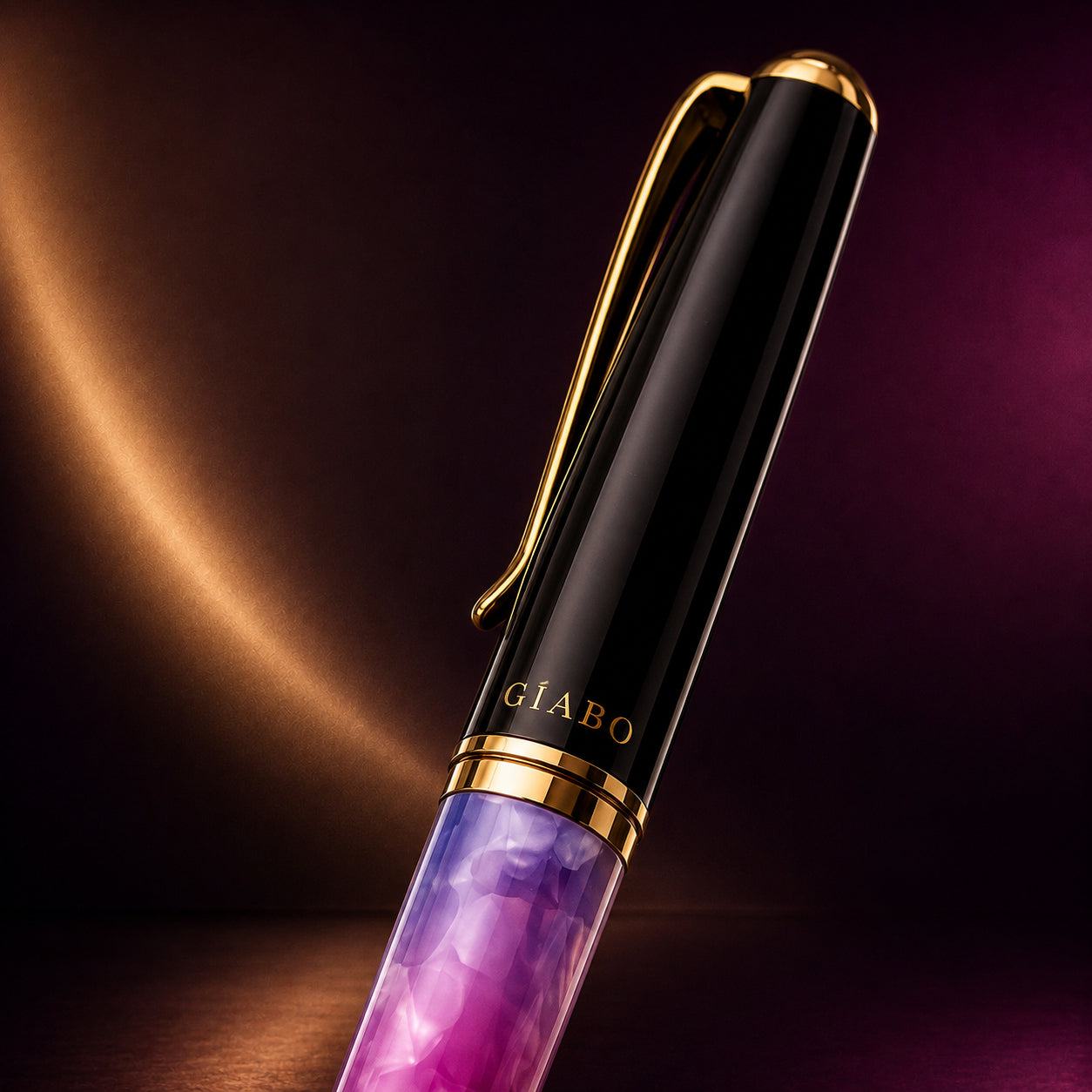 Nahaufnahme des Gíabo Dreamer Rosa Kugelschreibers mit schwarzem Oberteil, goldenem Clip und Gíabo Logo