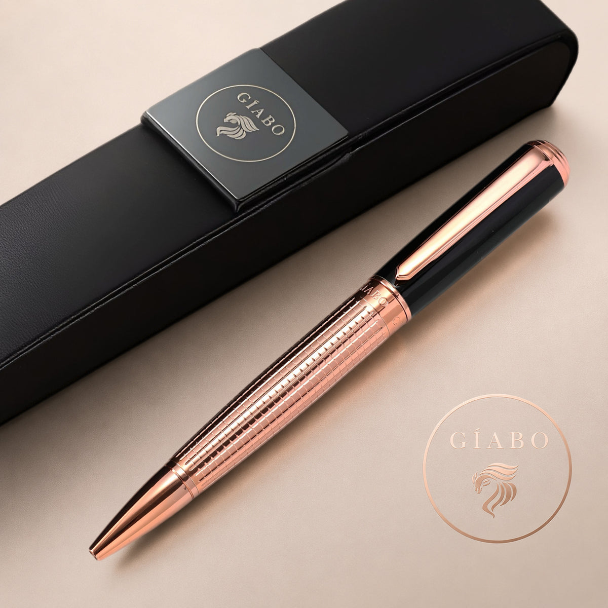 Gíabo Kasai Kugelschreiber in Roségold und Schwarz mit schwarzem Etui auf hellem Hintergrund.