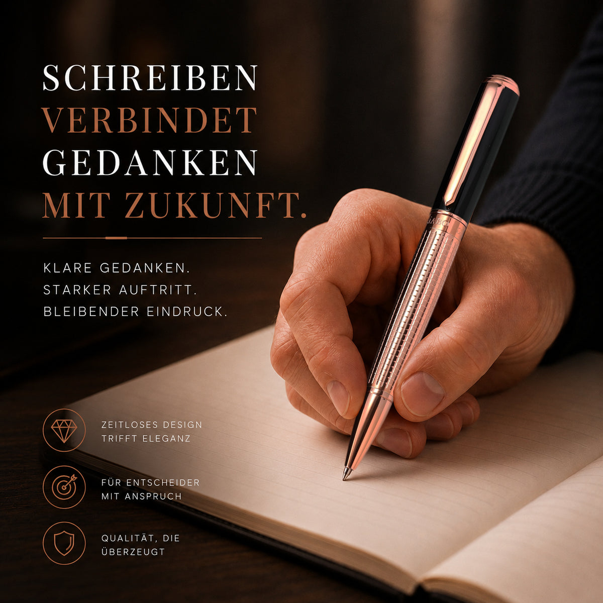 Gíabo Kasai Kugelschreiber in Roségold und Schwarz beim Schreiben in ein Notizbuch.