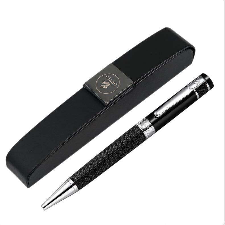Gíabo Mokuzai Kugelschreiber in Schwarz und Silber mit Etui auf hellem Hintergrund