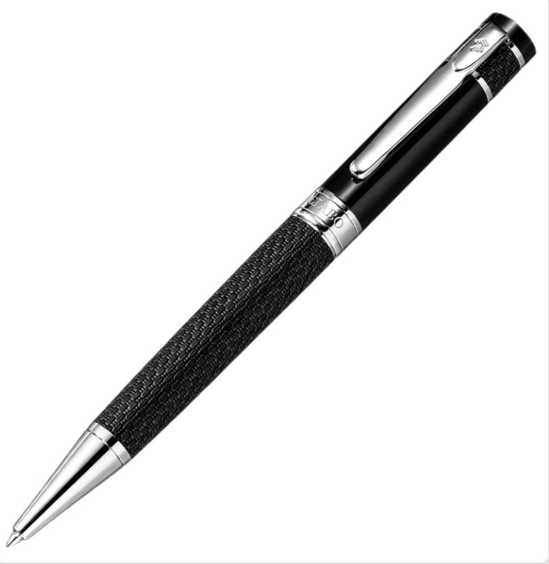 Gíabo Mokuzai Kugelschreiber in Schwarz und Silber ohne Etui auf hellem Hintergrund